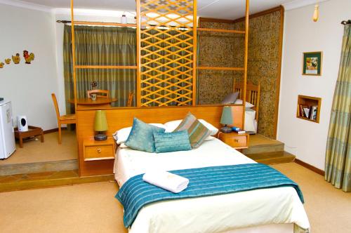 VryburgHanekraai B&B的一间卧室配有一张带蓝色枕头的大床