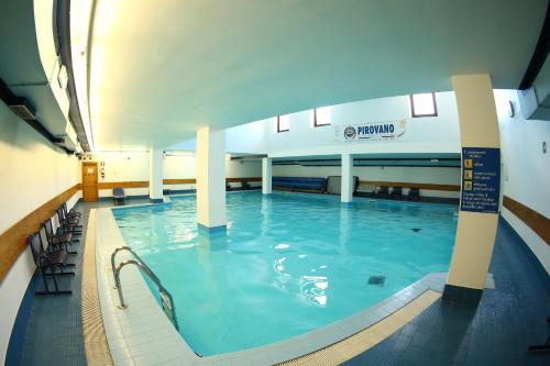 帕苏·斯泰尔维奥艾尔伯格瓜尔托皮罗瓦诺酒店的一座带椅子的大型游泳池