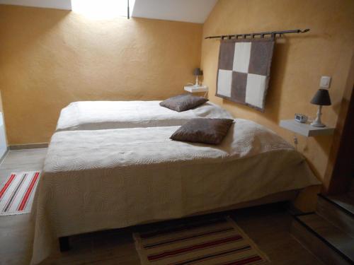 BraivesGîte rural Le Falihou (3 épis)的一间卧室配有一张带两个枕头的床