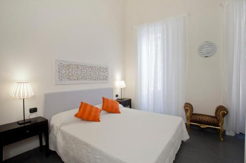 佛罗伦萨坎托戴米勒旅馆的卧室配有带橙色枕头的白色床