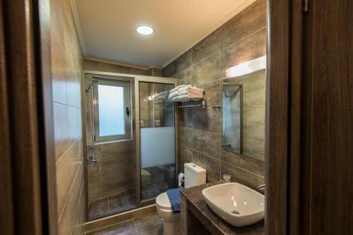 库鲁塔Harmony Hotel的浴室配有卫生间、盥洗盆和淋浴。