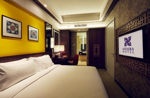 马六甲雅胜酒店的酒店客房,设有床和黄色的墙壁