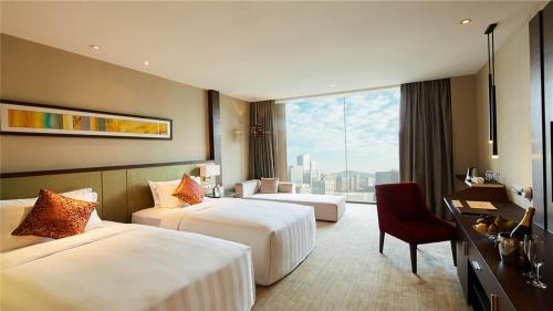 深圳深圳湾科技园丽雅查尔顿酒店的酒店客房设有两张床和窗户。