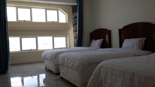 萨拉匹斯酒店客房内的一张或多张床位