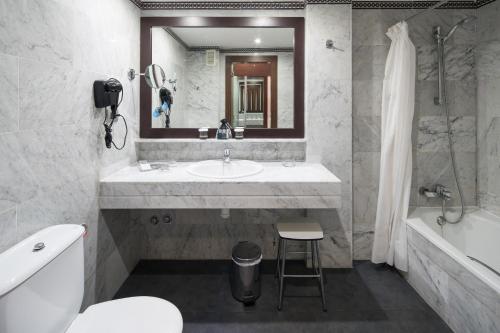 美洲海滩加泰罗尼亚黑金酒店的浴室配有盥洗盆、卫生间和浴缸。