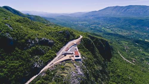 DanilovgradHotel Sokoline的山脉道路的空中景观