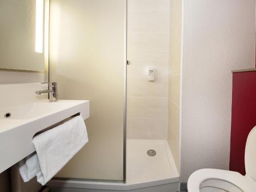 卡斯特尔B&B HOTEL Castres Centre Gambetta的带淋浴、盥洗盆和卫生间的浴室