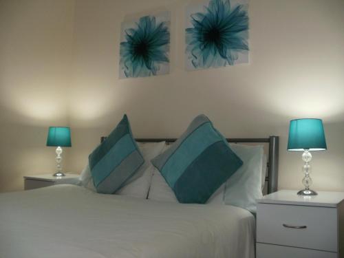 希灵登伦敦希思罗机场宾馆的一间卧室配有一张带两盏灯的床。