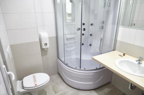 萨拉热窝萨拉杰酒店的带淋浴、卫生间和盥洗盆的浴室