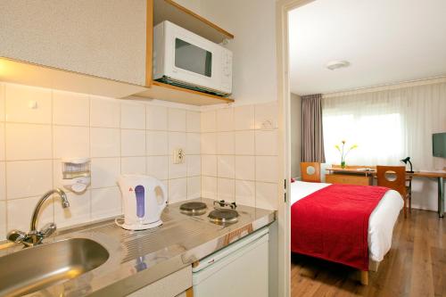 普瓦捷塞祖尔阿菲尔波提耶拉玛蒂娜酒店的带水槽的厨房和1间带床的房间