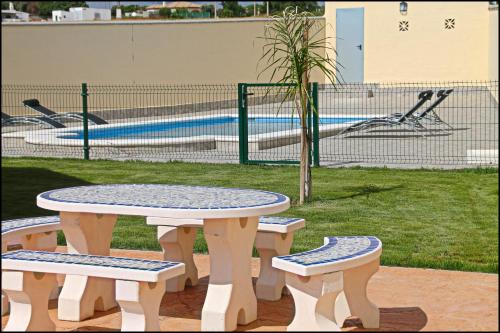 科尼尔-德拉弗龙特拉Chalet Vigía 114的公园里一张桌子和四长凳,设有游泳池