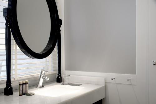 巴塞罗那Ofelias Hotel 4Sup by Bondia Hotel Group的一间带镜子和水槽的浴室