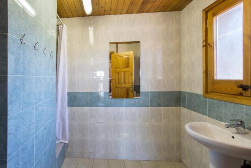 利维亚阿尔伯格安娜玛利亚哈内尔酒店的一间带水槽和镜子的浴室
