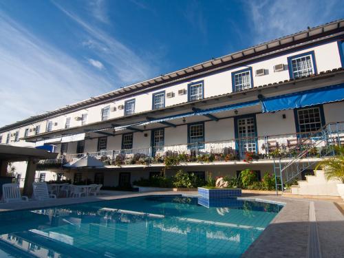 迪亚曼蒂纳Pousada do Garimpo的大楼前设有游泳池的酒店