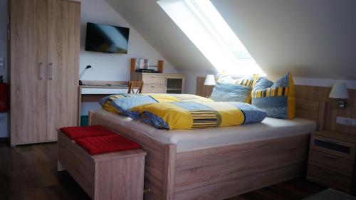Sabrodt羊驼度假公寓的一间卧室配有黄色和蓝色枕头的床