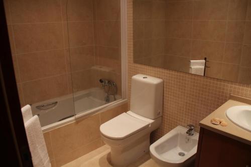阿尔沃尔Apartamentos Mar de Alvor的浴室配有卫生间、淋浴和盥洗盆。