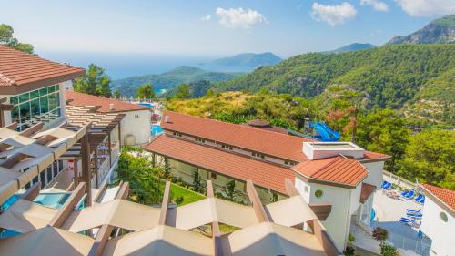 厄吕代尼兹Garcia Resort & Spa - Ultra All Inclusive的享有度假胜地的空中景致,以山脉为背景
