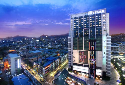 首尔空中花园东大门金斯敦酒店的享有夜间城市美景,设有一座建筑