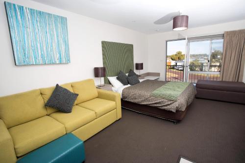 仙女港BIG4 Port Fairy Holiday Park的客厅配有沙发和1张床