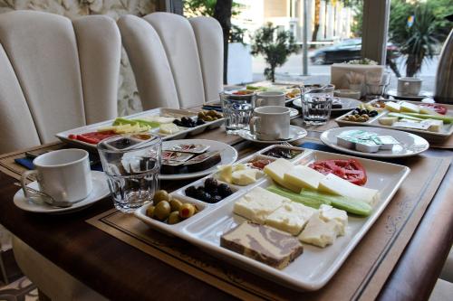 伯萨Grand Bursa Hotel的一张木桌,上面放着食物盘