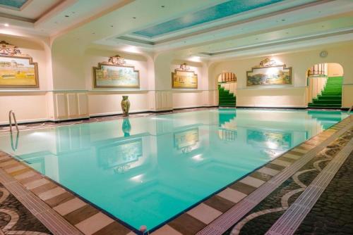 塔那那利佛Hôtel Colbert - Spa & Casino的大型游泳池,位于酒店带大型游泳池的客房