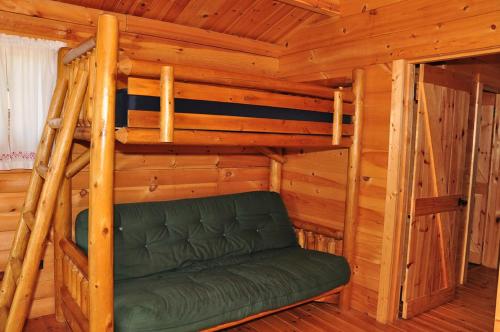 弗里蒙特Fremont RV Campground Cottage 28的小木屋内带双层床的客房