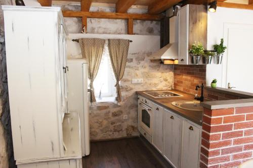 罗佐瓦克Holiday Home Cvita的厨房配有白色冰箱和水槽