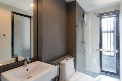 苏林海滩苏林海滩第六大道公寓式酒店的一间带水槽、卫生间和淋浴的浴室