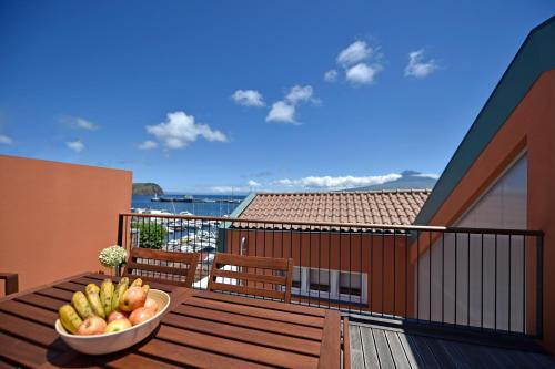 奥尔塔Casa da Baía - Guest House的房子阳台上的水果碗