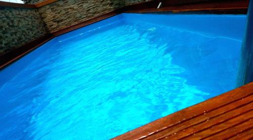 圣弗朗索瓦Butterfly Hostel的享有蓝色海水游泳池的顶部景致