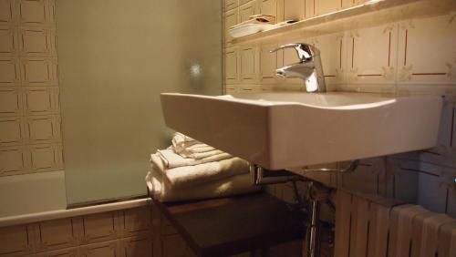莱斯卡拉米尔严姆旅馆的浴室配有盥洗盆、镜子和毛巾