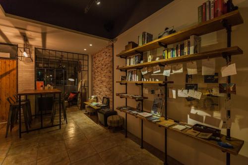 花莲市小旅行迷你公寓的一间设有桌子和书架的房间