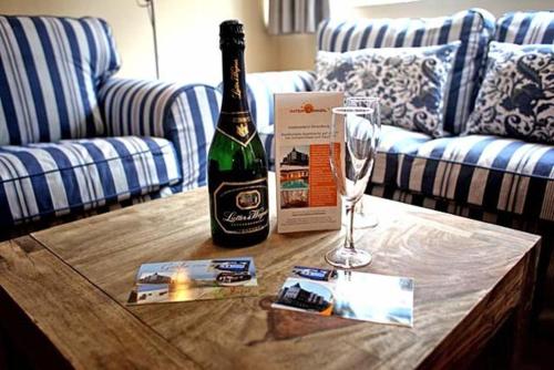 于斯德Inselresidenz Strandburg Juist - Wohnung 106 (Ref. 50958)的一瓶香槟和一张桌子上的葡萄酒杯