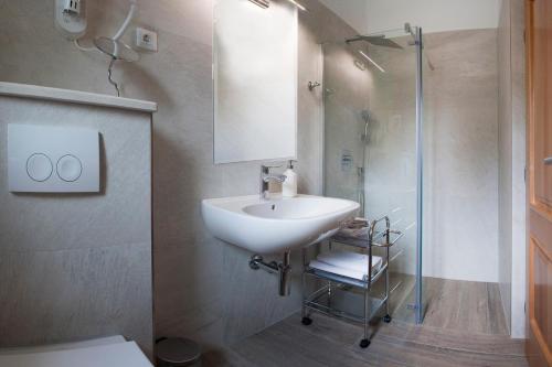 拉扎尼Villa Perun的一间带水槽和淋浴的浴室