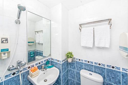 新加坡Hotel 81 Cosy的一间带水槽、卫生间和镜子的浴室