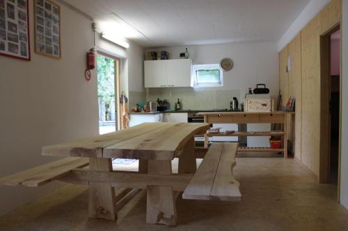 Peccia马泰农庄 - 多米托里奥酒店的一间厨房,内设一张木桌