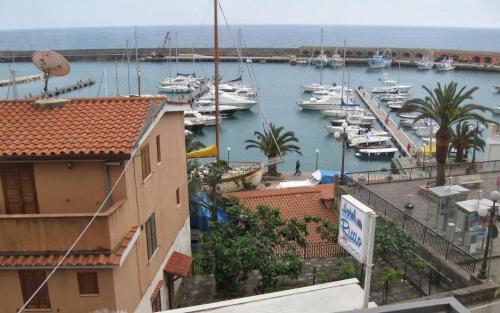 卡梅罗塔码头Albergo Riccio的享有码头和水中船只的景色