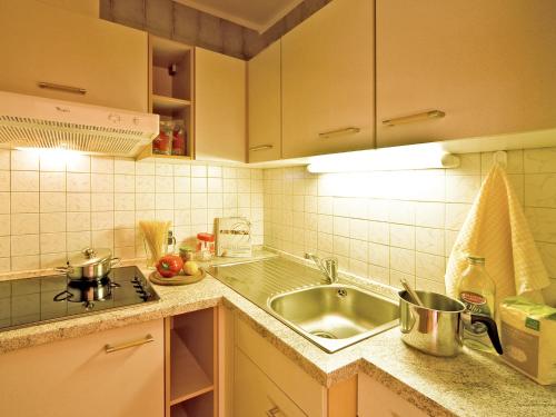 法尔泽斯Appartements Erika的厨房配有水槽和炉灶