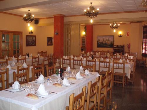 巴涅雷斯德马里奥拉城堡酒店的宴会厅配有白色的桌椅