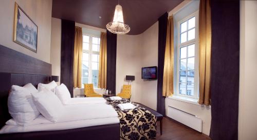 海宁格松Banken Hotel的卧室设有白色大床和窗户。