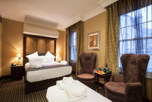 帕丁顿考特伦敦尊贵酒店客房内的一张或多张床位