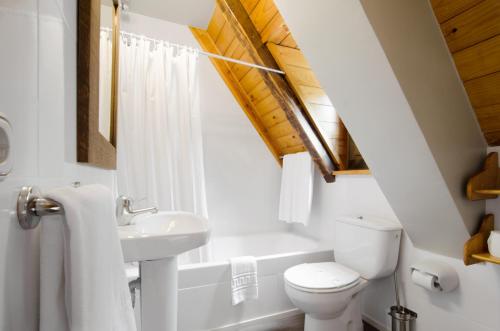 萨拉尔杜德特派斯酒店的浴室配有白色卫生间和盥洗盆。