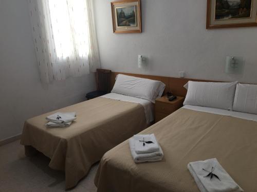 马德里R.丽都旅馆的客房内的两张床和毛巾