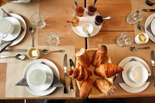 索姆河畔的圣瓦列里拉菲姆科特迪瓦酒店的餐桌,带面包,杯子和盘子