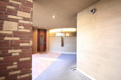 盛冈盛冈站前R&B酒店的一间设有砖墙和走廊的房间