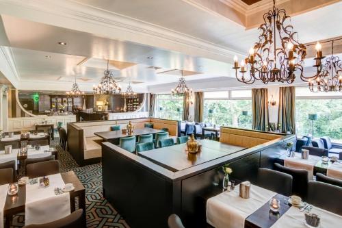 莫尔斯默尔斯凡德瓦克酒店的一间带桌椅的餐厅和一间酒吧