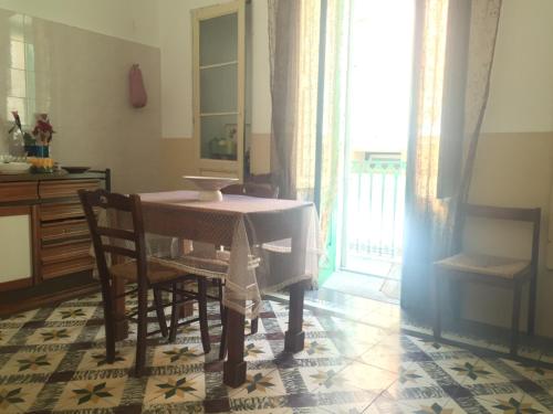 库特罗菲安诺Nel Cuore del Salento的一间带桌椅和窗户的用餐室