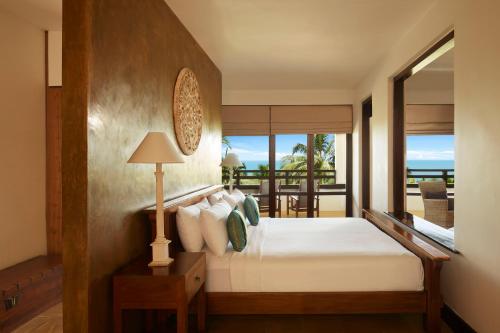 尼甘布杰特维茵酒店集团有限公司的一间卧室设有一张床,享有海景