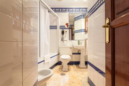 塞维利亚巴克酒店的一间带卫生间和水槽的浴室