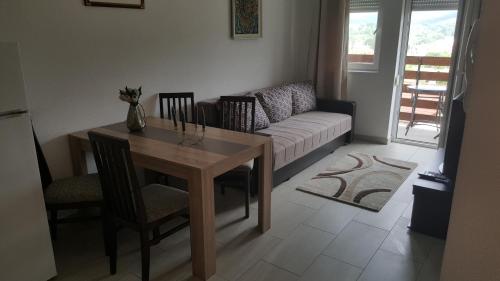 Gornja ToplicaApartment Krstin Banja Vrujci的客厅配有桌子和沙发